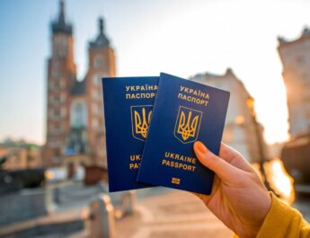 Українці зможуть отримувати українські паспортні документи у Польщі