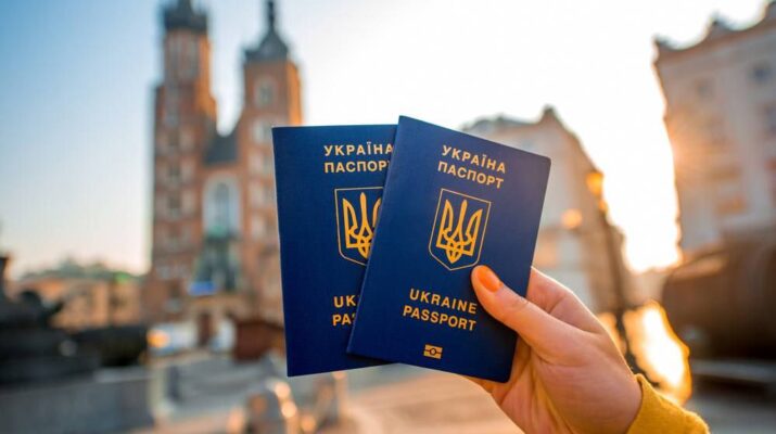 Українці зможуть отримувати українські паспортні документи у Польщі